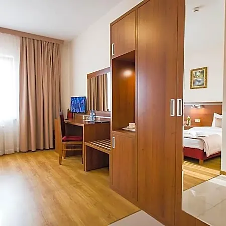Elgrom Falenty Park 3*